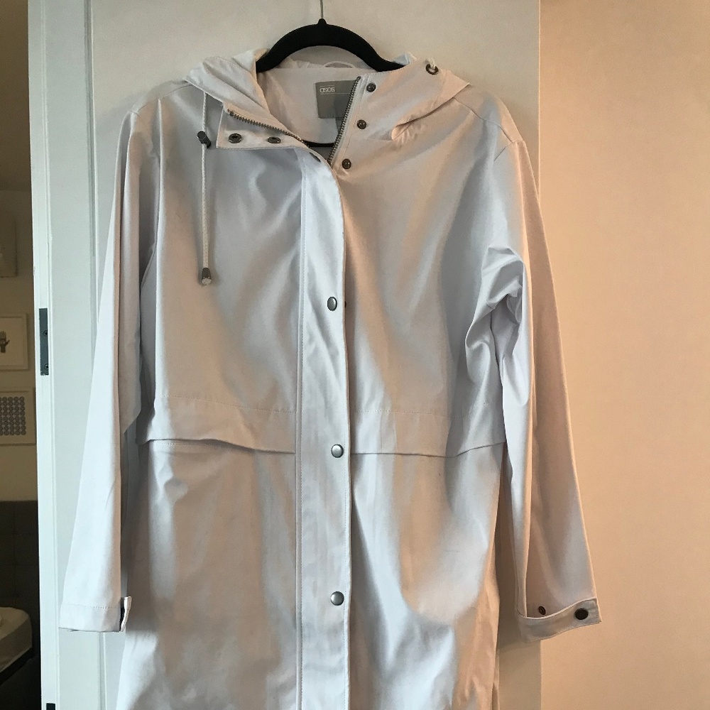 Chic white raincoat - like new!